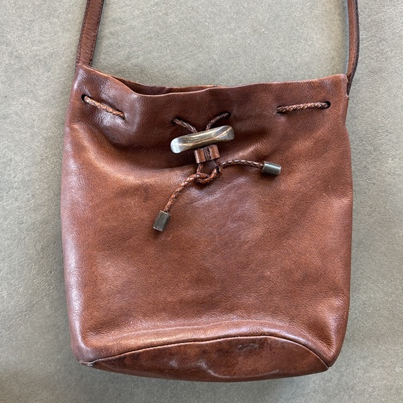 Rissetto Crossbody leather bucket bag. - Picture 2 of 5